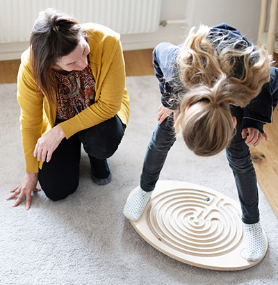 Balanceboard mit Schülerin und Kathrin Balanceboard mit Schülerin und Kathrin